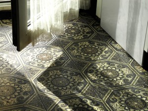 Licht fällt durch Balkontür